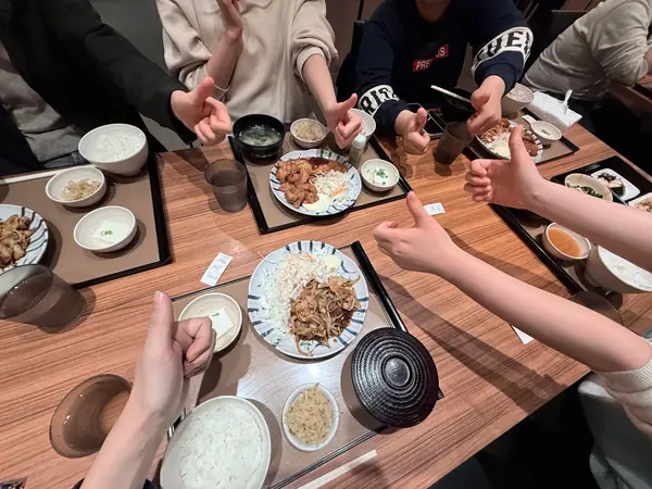 稽古終わりに定食屋さんでご飯を食べた際の様子
