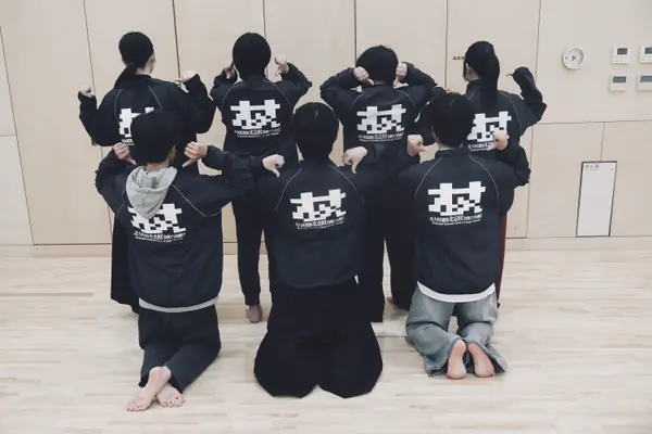 サークルウェアを身につけた部員たちの後ろ姿