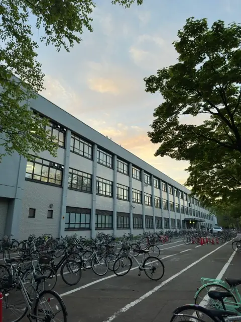 北海道大学の1年生が授業を受ける総合教育棟