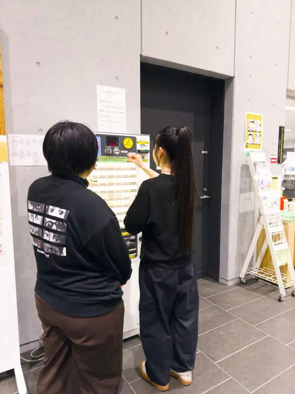 北ガスアリーナで利用券を買い求めている場面