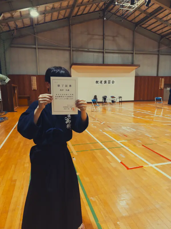 講習会の修了証書を掲げる髙井久遠さん