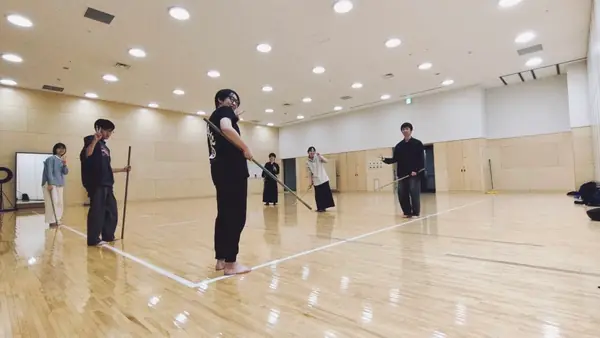 カメラに向かってピースサインをする部員たち